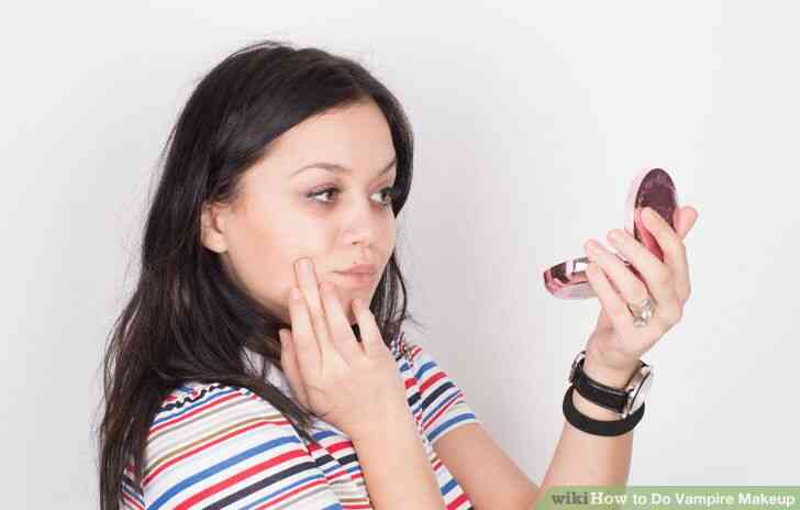 Imagen titulada Hacer de Vampiro Maquillaje Paso 3