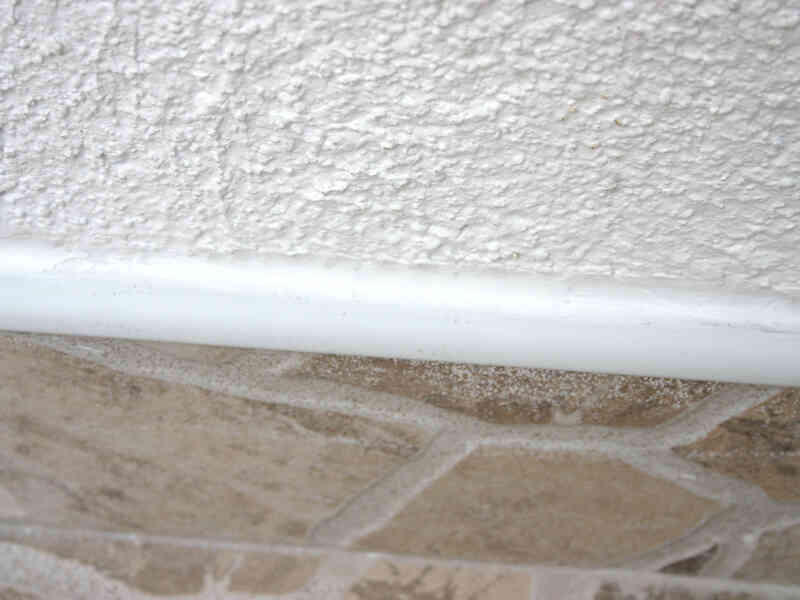 Cómo Masilla Alrededor de los Azulejos de Cerámica