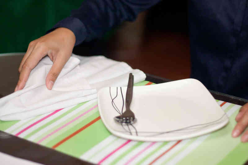 Cómo Utilizar una Servilleta con modales en la Mesa